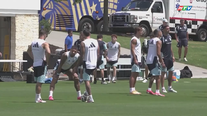Messi thong dong nhìn đồng đội tập luyện cho chung kết World Cup - Ảnh 4.