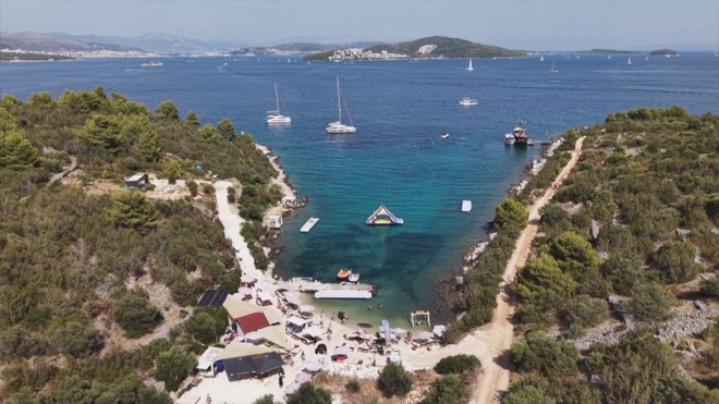 Croatia: Xuống đáy biển ngắm tác phẩm điêu khắc - Ảnh 4.