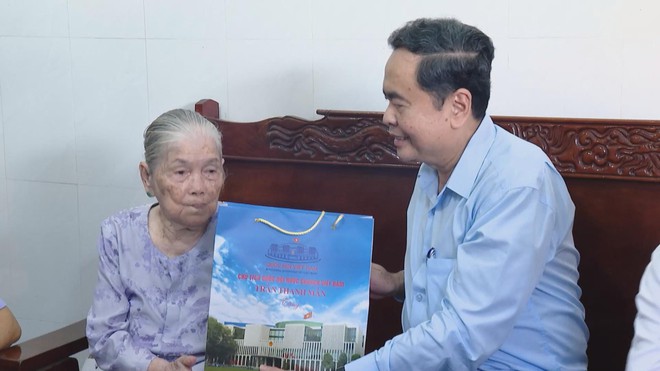 Thời sự HTV ngày 19/7/2026 | Chủ tịch Quốc hội viếng Nghĩa trang và Tượng đài AHLLVTND Võ Thị Sáu - Ảnh 5.