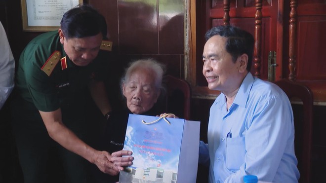 Thời sự HTV ngày 19/7/2026 | Chủ tịch Quốc hội viếng Nghĩa trang và Tượng đài AHLLVTND Võ Thị Sáu - Ảnh 4.