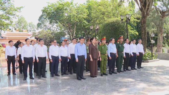 Thời sự HTV ngày 19/7/2026 | Chủ tịch Quốc hội viếng Nghĩa trang và Tượng đài AHLLVTND Võ Thị Sáu - Ảnh 3.