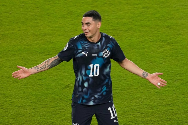 Vì sao FIFA mạnh tay với hành vi "che miệng" khi tranh cãi trên sân? - Ảnh 4.