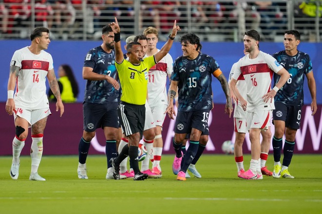 Vì sao FIFA mạnh tay với hành vi "che miệng" khi tranh cãi trên sân? - Ảnh 3.