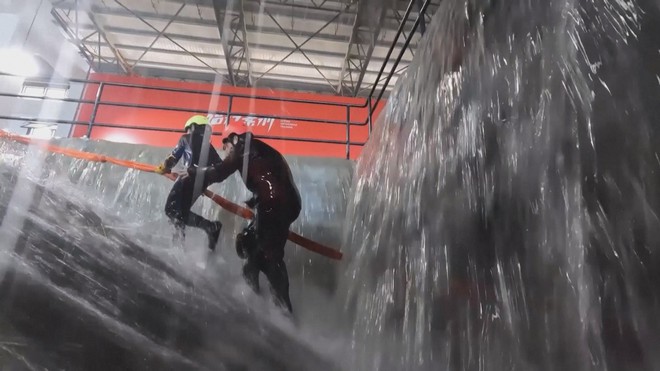 Trung Quốc: Tập huấn đối phó thiên tai bằng mô phỏng thực tế - Ảnh 3.