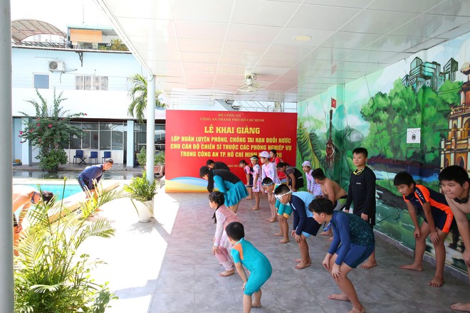 Công an TP. Hồ Chí Minh khai giảng lớp bơi, trang bị kỹ năng phòng chống đuối nước cho 250 học viên - Ảnh 2.