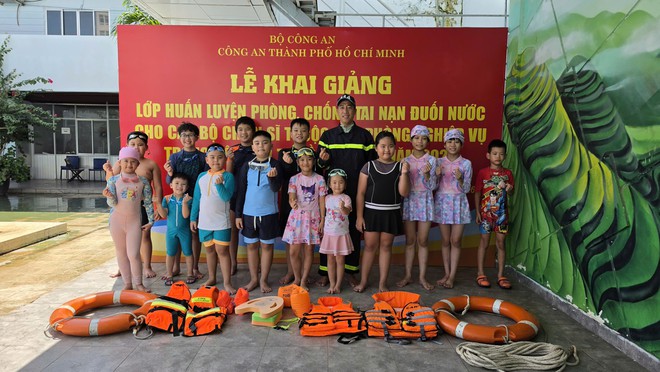 Công an TP. Hồ Chí Minh khai giảng lớp bơi, trang bị kỹ năng phòng chống đuối nước cho 250 học viên - Ảnh 1.