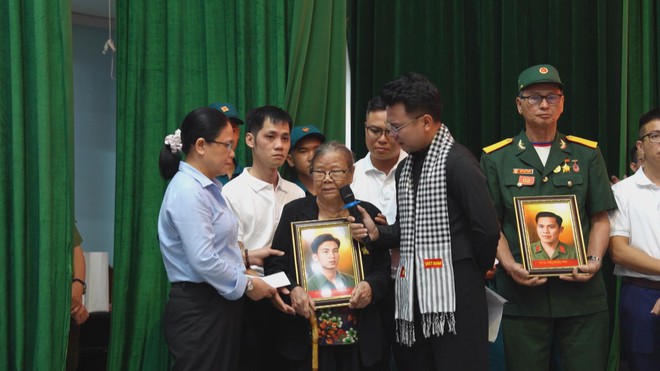 60 Giây Sáng ngày 24/7/2026 | Trao 54 di ảnh phục dựng chân dung liệt sĩ - Ảnh 1.