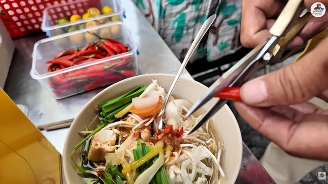Tiệm mì 0 đồng, không người bán giữa lòng TP - Ảnh 1.