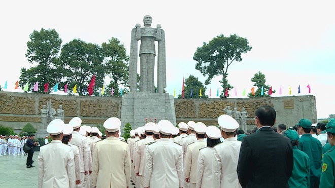 Thời sự trưa HTV ngày 27/7/2026 | Đoàn đại biểu TP. Hồ Chí Minh dâng hoa, dâng hương tưởng niệm các anh hùng liệt sĩ - Ảnh 1.