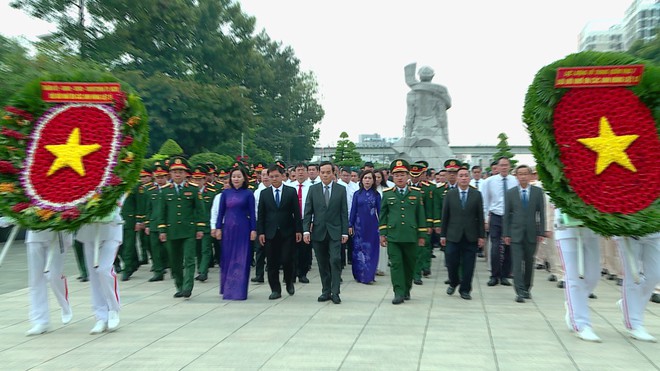 Thời sự trưa HTV ngày 27/7/2026 | Đoàn đại biểu TP. Hồ Chí Minh dâng hoa, dâng hương tưởng niệm các anh hùng liệt sĩ - Ảnh 2.