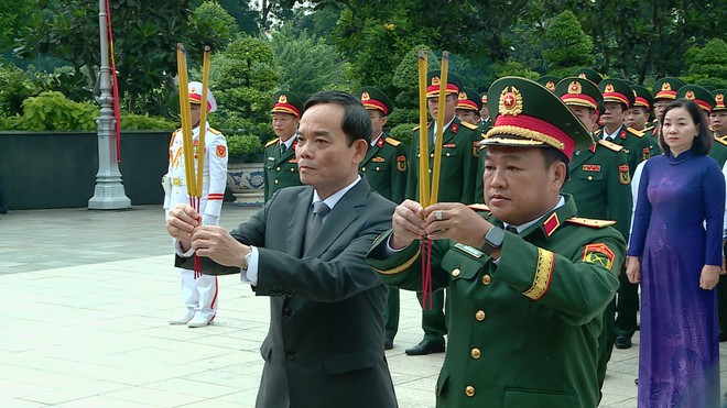 Thời sự trưa HTV ngày 27/7/2026 | Đoàn đại biểu TP. Hồ Chí Minh dâng hoa, dâng hương tưởng niệm các anh hùng liệt sĩ - Ảnh 3.
