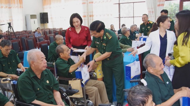 Thời sự trưa HTV ngày 27/7/2026 | Đoàn đại biểu TP. Hồ Chí Minh dâng hoa, dâng hương tưởng niệm các anh hùng liệt sĩ - Ảnh 5.