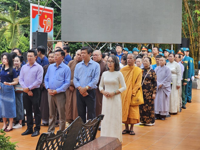 Những dòng người thành kính về nơi tưởng niệm các Anh hùng liệt sĩ - Ảnh 4.