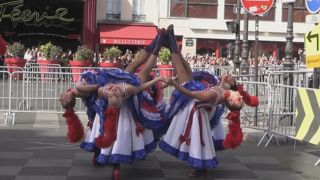 Quán hát Moulin Rouge biểu diễn mừng chặng cuối Tour de France - Ảnh 2.