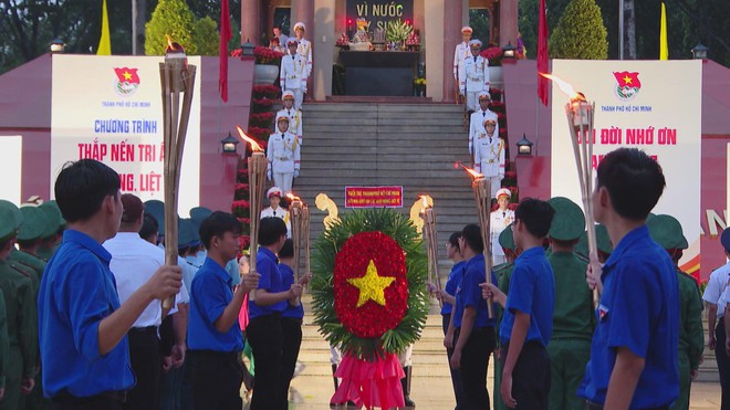 60 Giây Sáng ngày 27/7/2026 | Thắp nến tri ân các anh hùng liệt sĩ tại nhiều nghĩa trang ở TP. Hồ Chí Minh - Ảnh 3.