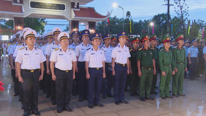 60 Giây Sáng ngày 27/7/2026 | Thắp nến tri ân các anh hùng liệt sĩ tại nhiều nghĩa trang ở TP. Hồ Chí Minh - Ảnh 2.