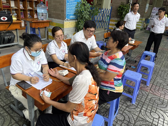 Phường Minh Phụng tổ chức khám sức khỏe đến tối, miễn phí hơn 1.000 người dân - Ảnh 3.