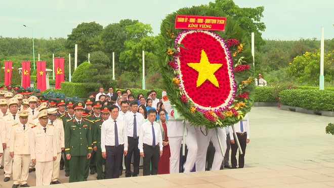 Lãnh đạo TP. Hồ Chí Minh tri ân các anh hùng liệt sĩ tại Củ Chi - Ảnh 7.