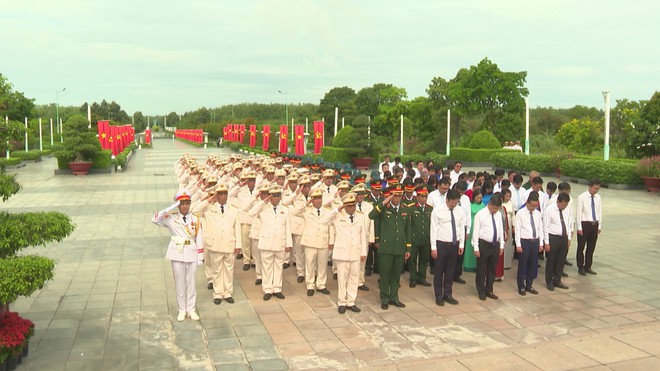 Lãnh đạo TP. Hồ Chí Minh tri ân các anh hùng liệt sĩ tại Củ Chi - Ảnh 8.