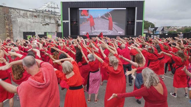 Anh: Nhảy Flash Mob mô phỏng vũ đạo kinh điển của "Đồi Gió Hú" - Ảnh 2.