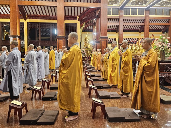 5 giờ sáng, hơn 18.000 ngôi chùa đồng loạt ngân vang tiếng chuông tri ân - Ảnh 4.