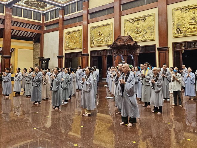 5 giờ sáng, hơn 18.000 ngôi chùa đồng loạt ngân vang tiếng chuông tri ân - Ảnh 5.
