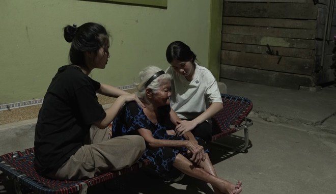Mái ấm gia đình Việt: Chị gái gác lại giấc mơ đại học để nuôi em đến trường - Ảnh 2.