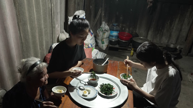 Mái ấm gia đình Việt: Chị gái gác lại giấc mơ đại học để nuôi em đến trường - Ảnh 4.