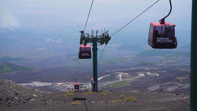 Italia: Đi cáp treo ngắm núi lửa Etna nổi tiếng - Ảnh 3.