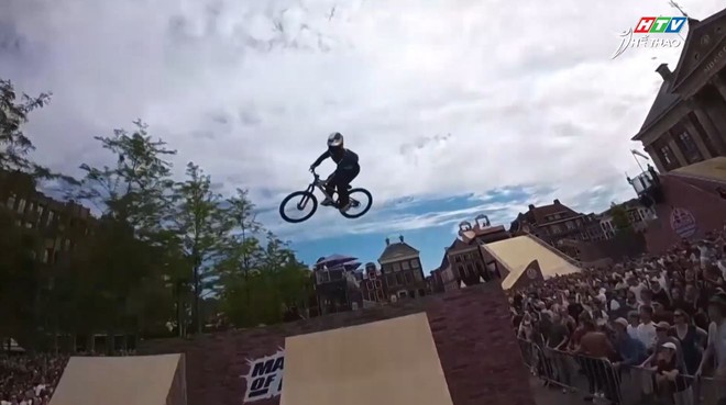 Wiggberg và Bringer vô địch giải Xe đạp địa hình Red Bull District Ride - Ảnh 1.