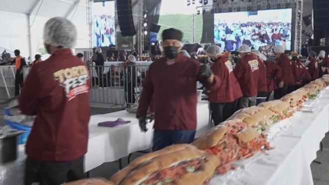 Mexico xác lập kỷ lục với bánh mì kẹp torta dài 100 mét - Ảnh 1.