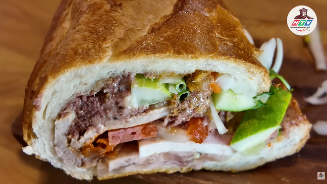Bánh mì Huynh Hoa: Ổ bánh mì đắt đỏ bậc nhất TP có gì? - Ảnh 2.