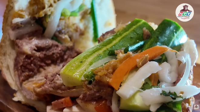 Bánh mì Huynh Hoa: Ổ bánh mì đắt đỏ bậc nhất TP có gì? - Ảnh 1.