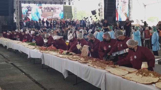 Mexico xác lập kỷ lục với bánh mì kẹp torta dài 100 mét - Ảnh 3.