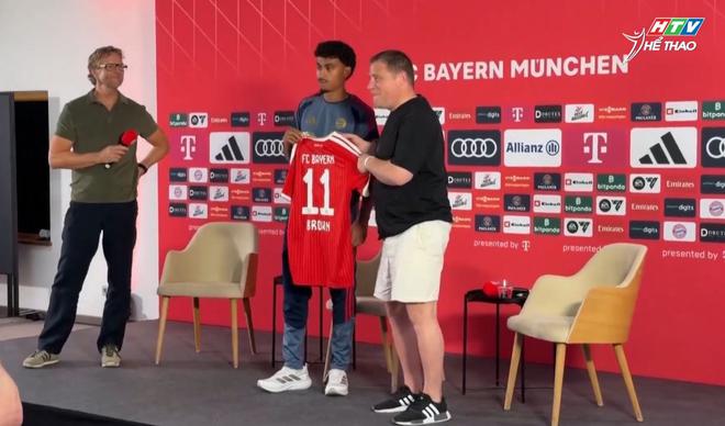 Bayern Munich ra mắt tân binh Nathaniel Brown - Ảnh 2.