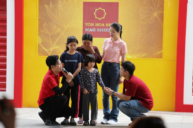 Quân A.P trao 150 triệu đồng cho các em nhỏ trong "Mái ấm gia đình Việt" - Ảnh 7.