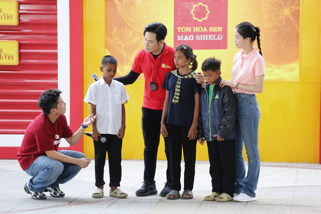 Quân A.P trao 150 triệu đồng cho các em nhỏ trong "Mái ấm gia đình Việt" - Ảnh 12.