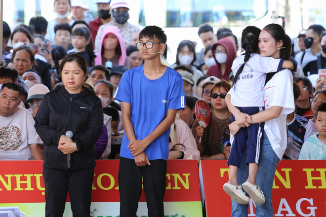 Quân A.P trao 150 triệu đồng cho các em nhỏ trong "Mái ấm gia đình Việt" - Ảnh 2.