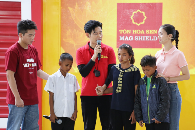 Quân A.P trao 150 triệu đồng cho các em nhỏ trong "Mái ấm gia đình Việt" - Ảnh 13.