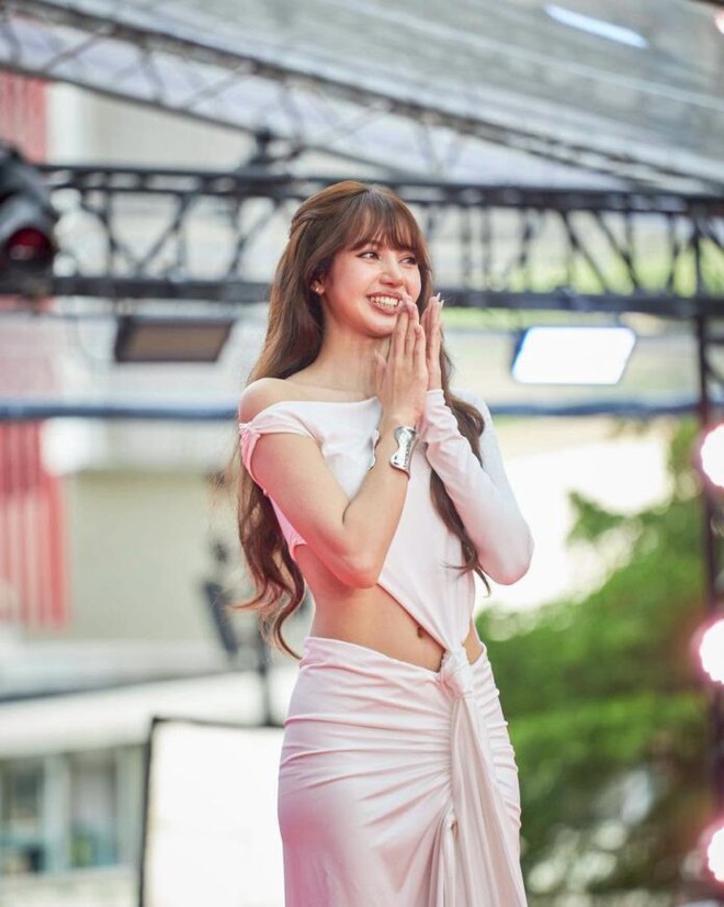 Lisa thu hút đông đảo người hâm mộ trong lần trở về Bangkok - Ảnh 2.
