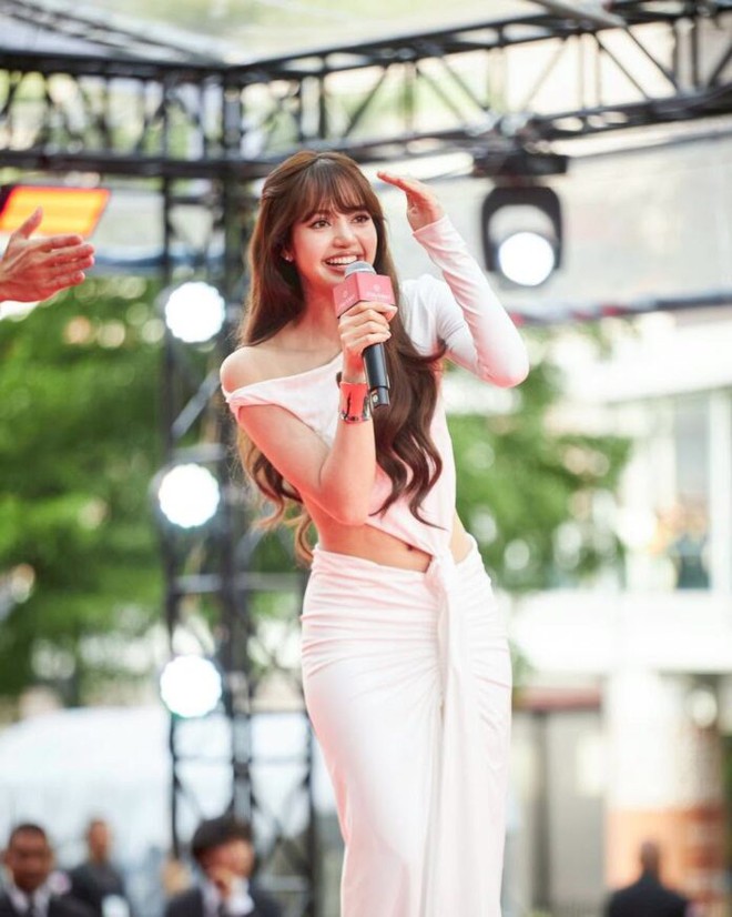 Lisa thu hút đông đảo người hâm mộ trong lần trở về Bangkok - Ảnh 3.