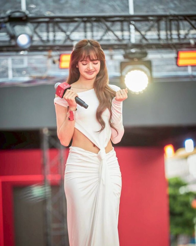Lisa thu hút đông đảo người hâm mộ trong lần trở về Bangkok - Ảnh 5.