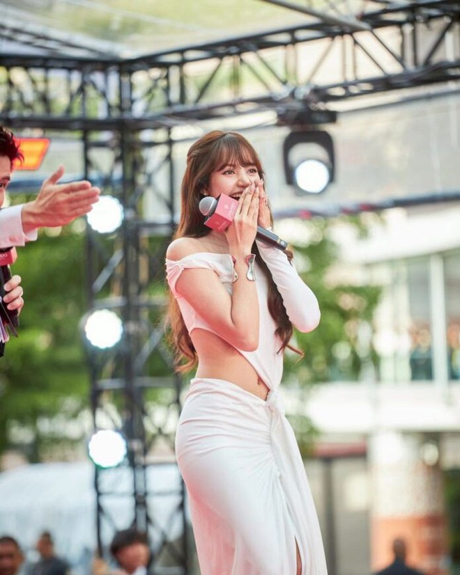 Lisa thu hút đông đảo người hâm mộ trong lần trở về Bangkok - Ảnh 6.