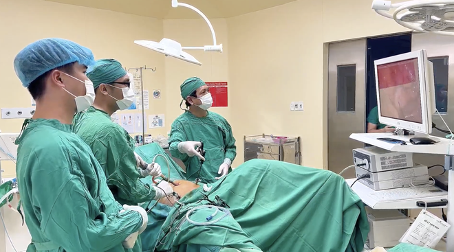 Phát hiện ung thư đại trực tràng vì đi ngoài ra máu đỏ tươi - Ảnh 1.