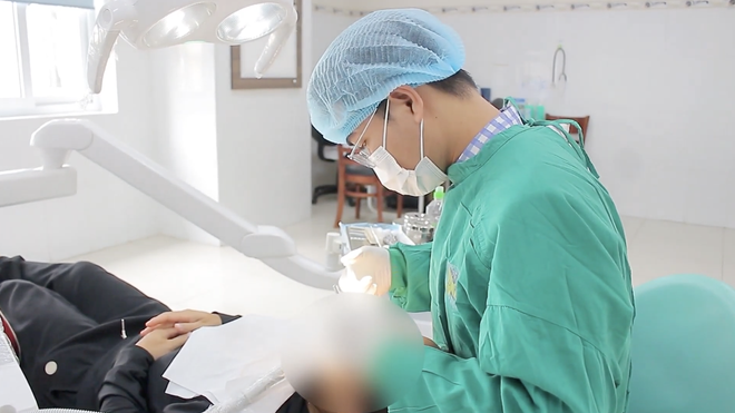 Chủ quan với răng sâu, thanh niên 25 tuổi phải cùng lúc nhổ bỏ 3 chiếc răng vì nang xương hàm - Ảnh 1.