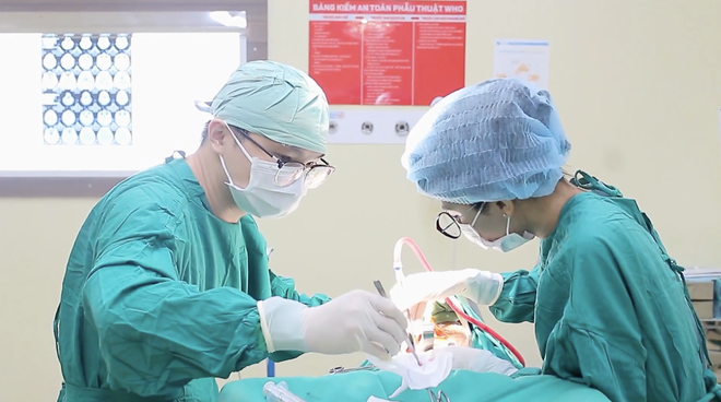 Chủ quan với răng sâu, thanh niên 25 tuổi phải cùng lúc nhổ bỏ 3 chiếc răng vì nang xương hàm - Ảnh 2.