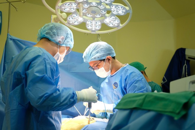 Nhập viện vì viêm phổi, cụ bà 76 tuổi bất ngờ phát hiện tủy sống bị chèn ép nặng - Ảnh 1.