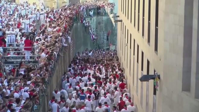 Tây Ban Nha: Khai mạc lễ hội bò rượt ở San Fermin - Ảnh 2.