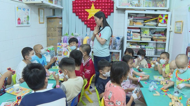 Những đôi bàn tay gắn kim luồn, kim tiêm vẫn không thôi khát khao cầm bút - Ảnh 6.