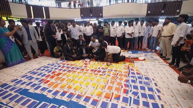 Bức chân dung khổng lồ làm từ 10.000 khối rubik tại Ấn Độ - Ảnh 1.